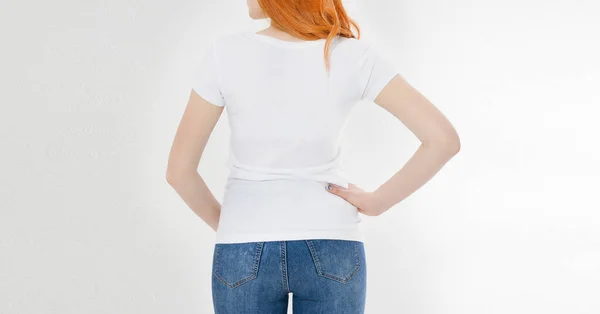 在一个微笑的女孩身上的白色T恤 红头发女人空空的T恤造型 — 图库照片