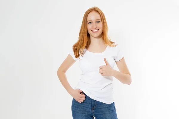 Linda Menina Cabelo Vermelho Mostrar Como Sinal Uma Camiseta Branca — Fotografia de Stock