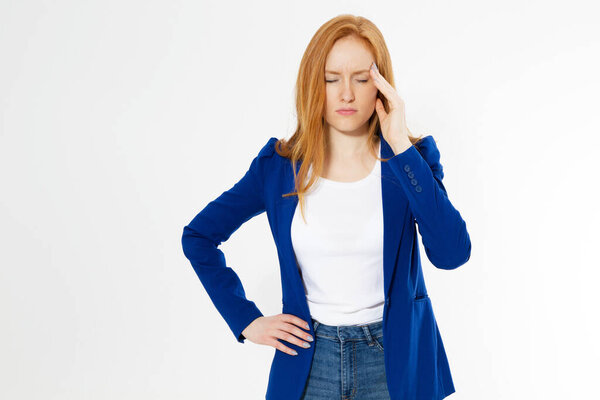 Милая, молодая красивая рыжеволосая женщина делает лицевую эпиляцию. Рыжая страдает головной болью девушки не удалось расстроить деловое лицо ладони. Портрет женщины, позирующей лицом на фоне студии.