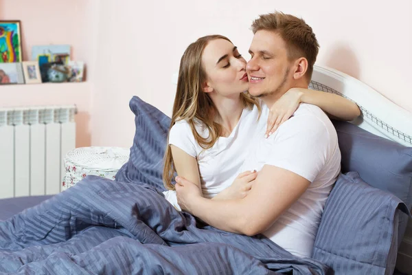 Ευτυχισμένο Ζευγάρι Ερωτευμένο Στο Πρωινό Κρεβάτι Νεαρό Ερωτευμένο Ζευγάρι Στο — Φωτογραφία Αρχείου