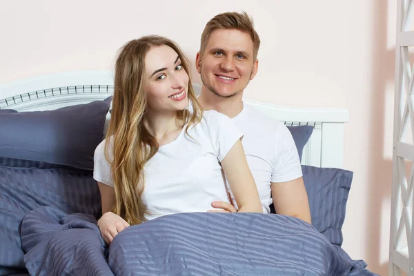 Glückliches Verliebtes Paar Auf Dem Morgenbett Junges Verliebtes Paar Bett — Stockfoto