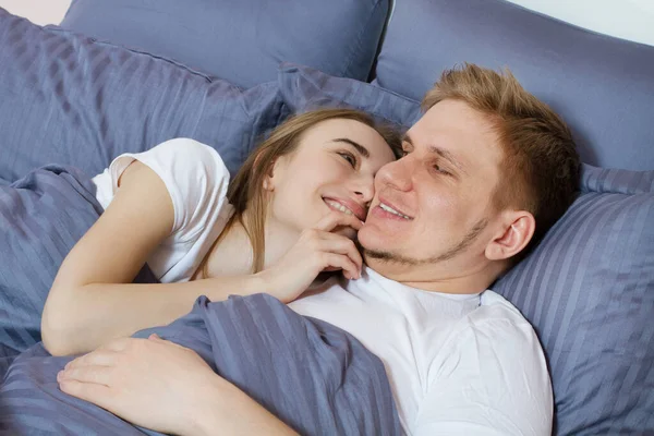 Schönes Erwachtes Liebespaar Morgens Bett Junge Erwachsene Heterosexuelle Paare Liegen — Stockfoto