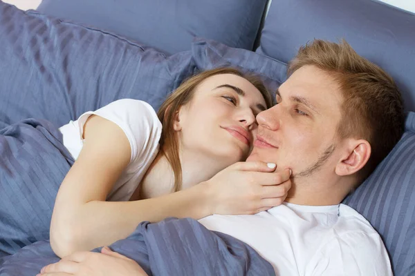 Όμορφα Ξυπνημένα Ζευγάρι Αγάπης Στο Κρεβάτι Πρωί Νεαρό Ετεροφυλόφιλο Ζευγάρι — Φωτογραφία Αρχείου