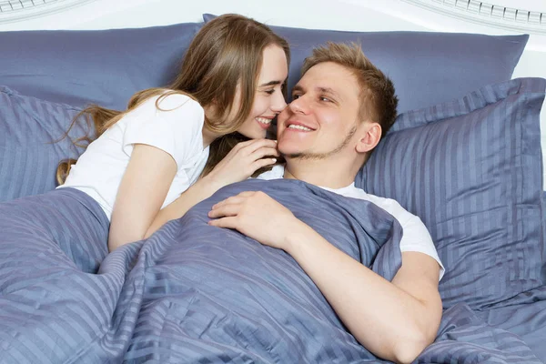 Schönes Erwachtes Liebespaar Morgens Bett Junge Erwachsene Heterosexuelle Paare Liegen — Stockfoto