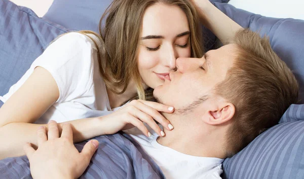 Schönes Erwachtes Liebespaar Morgens Bett Junge Erwachsene Heterosexuelle Paare Liegen — Stockfoto