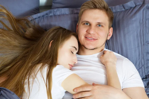 Portrait Young Happy Couple Lying Together Bed — Stock Photo, Image