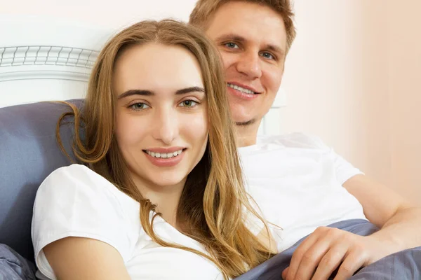 Retrato Jovem Casal Feliz Deitado Juntos Cama — Fotografia de Stock