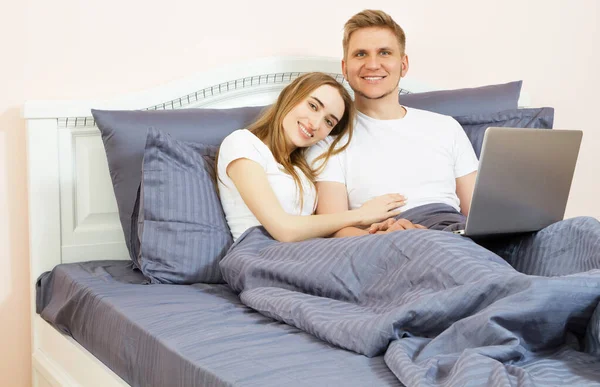 Счастливая Пара Подростков Ноутбуком Кровати Спальне Молодая Супружеская Пара Лежит — стоковое фото