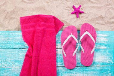 Kum kopyalama alanı. Kum arka plan üst manzara. Plaj havlusu, plaj terliği ve deniz yıldızı.