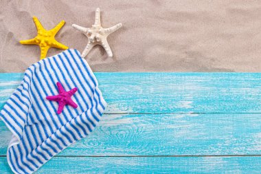 Kum kopyalama alanı. Kum arkaplan üst görünümü. Kum kopyalama alanı. Kum arkaplan üst görünümü. Plaj havluları ve deniz yıldızı.