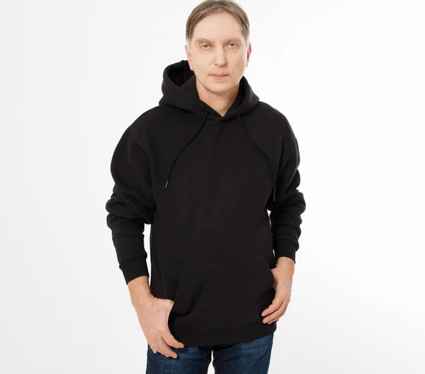 Man Poseren Zwart Sweatshirt Zwarte Hoodies Voorkant Geïsoleerd Mock — Stockfoto