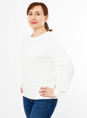 Beyaz arka planda beyaz kazaklı güzel bir kadın izole edilmiş.