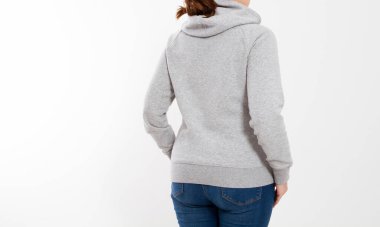 Gri kapüşonlu güzel kadın. Arka plan.