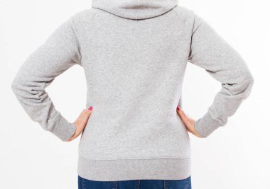 Arka plan: açık gri kapüşonlu ceket giymiş güzel Avrupalı orta yaşlı kadın - beyaz arka plan önünde çekilen stüdyo resmi