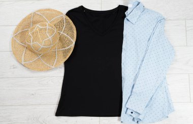 Siyah tişört üst görünüm, yaz şapkası, güneş gözlüğü. Tshirt üst görünümü, logo için boş.