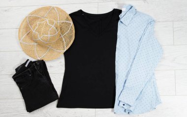 Siyah tişört üst görünüm, yaz şapkası, güneş gözlüğü. Tshirt üst görünümü, logo için boş.