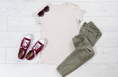 Günlük tişört kıyafetleri üst görünümü taklit eder, boşluğu taklit eder, boş tişört, baskı için alan, tasarımcı kırmızı spor ayakkabıları için arka plan