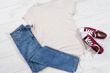 Gömlek konsept üst görünüm, tişört logo için boş, marka giysiler, tişört arka plan fotokopi alanı. Kazak kazak, kazak maketi.