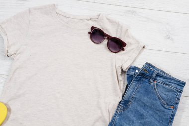 Günlük giysiler - gömlek üst görünümü taklit eder