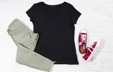 Siyah tişört üst görünüm, yaz şapkası, güneş gözlüğü. Tshirt üst görünümü, logo için boş.