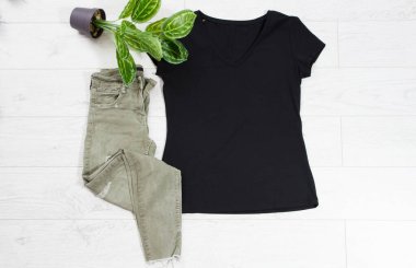 Tişörtün üstü, tişörtün modeli, boş tişört. Yaz konsepti günlük kıyafet arka plan fotokopi alanı. Ahşap arka planda boş gömlek