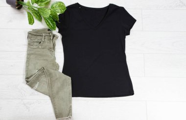 Kıyafetler arka plan manzarası, aksesuarlar yaz konsepti tişörtü ahşap zeminde makara, moda gömleği logo için boş, boş tişört model arka plan.