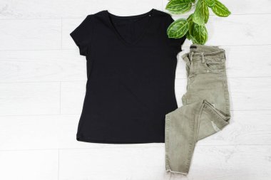 Tişört tişört ahşap zeminde üst görünüm, kıyafet arka planda düz gömleğin fotokopisi.