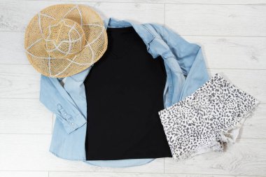 Tişörtün üstü, tişörtün modeli, boş tişört. Yaz konsepti günlük kıyafet arka plan fotokopi alanı. Ahşap arka planda boş gömlek