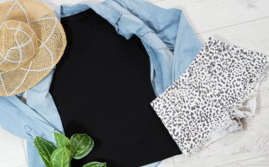 Tişört tişört ahşap zeminde üst görünüm, kıyafet arka planda düz gömleğin fotokopisi.