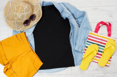 Tişört tişört ahşap zeminde üst görünüm, kıyafet arka planda düz gömleğin fotokopisi.