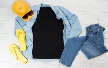 Tişört maketi, tişört üst görünümü, gömleği kapat, maketi düzleştir, tahta arka planda uzan. Üst görünüm ve boşluk kopyala. Model tişört ve yaz tatili. Şablon boş gömlek. Giysi arkaplanı