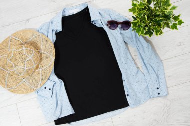 Kıyafetler arka plan manzarası, aksesuarlar yaz konsepti tişörtü ahşap zeminde makara, moda gömleği logo için boş, boş tişört model arka plan.