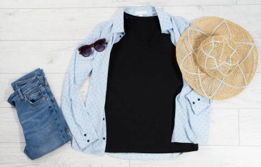 Tişörtün üstü, tişörtün modeli, boş tişört. Yaz konsepti günlük kıyafet arka plan fotokopi alanı. Ahşap arka planda boş gömlek