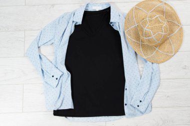 Gömlek konsept üst görünüm, tişört logo için boş, marka giysiler, tişört arka plan fotokopi alanı. Kazak kazak, kazak maketi.