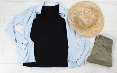 Siyah tişört üst görünüm, yaz şapkası, güneş gözlüğü. Tshirt üst görünümü, logo için boş.