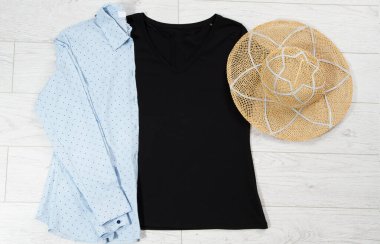 Siyah tişört üst görünüm, yaz şapkası, güneş gözlüğü. Tshirt üst görünümü, logo için boş.