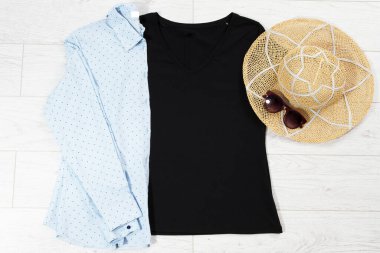 Günlük tişört kıyafetleri üst görünümü taklit eder, boşluğu taklit eder, boş tişört, baskı için alan, tasarımcı için arkaplan