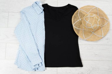 Tişört maketi, tişört üst görünümü, beyaz yakın plan tişört düz beyaz ahşap arka planda yatıyordu. Üst görünüm ve telif alanı. Model tişört ve yaz tatili. Şablon boş gömlek.