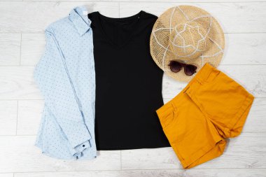 Tişört tişört ahşap zeminde üst görünüm, kıyafet arka planda düz gömleğin fotokopisi.