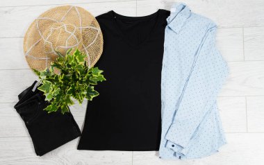 Tişörtün üstü, tişörtün modeli, boş tişört. Yaz konsepti günlük kıyafet arka plan fotokopi alanı. Ahşap arka planda boş gömlek