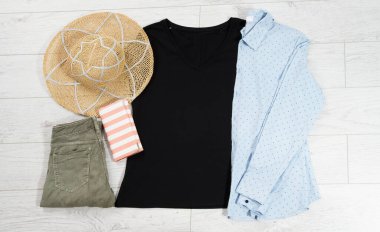 Tişörtün üstü, tişörtün modeli, boş tişört. Yaz konsepti günlük kıyafet arka plan fotokopi alanı. Ahşap arka planda boş gömlek