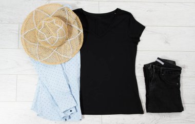 Tişört maketi, tişört üst görünümü, gömleği kapat, maketi düzleştir, tahta arka planda uzan. Üst görünüm ve boşluk kopyala. Model tişört ve yaz tatili. Şablon boş gömlek. Giysi arkaplanı