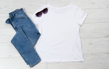 Günlük tişört üst görünümü, logo için kıyafet arka planı, kadın tişörtü, erkek tişörtü boş.