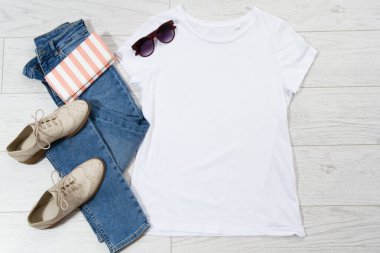 Tişört tişört ahşap zeminde üst görünüm, kıyafet arka planda düz gömleğin fotokopisi.