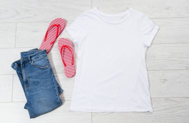 Tişört tişört ahşap zeminde üst görünüm, kıyafet arka planda düz gömleğin fotokopisi.