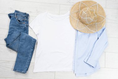 Tişört üst görünümü, boş tişört fotokopi alanı, tişört modeli, yaz konsepti. Yazlık giysiler. Ahşap zeminde boş düz bluz