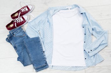 Sıradan şık kıyafetler - beyaz boş tişört, mavi gömlek ve kırmızı spor ayakkabılar.