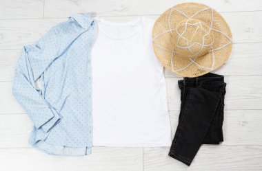 Günlük tişört üst görünümü, logo için kıyafet arka planı, kadın tişörtü, erkek tişörtü boş.