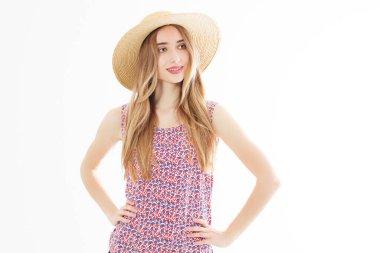 Elbiseli Moda Genç Kadın 'ın Portresi. Şapkalı Güzel Kız. Stylish Summer Outfit 'te kadın model. Vanilya rengi. Pembe üzerindeki güzel bayan. Eski.