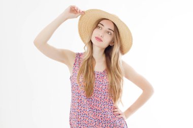 Elbiseli Moda Genç Kadın 'ın Portresi. Şapkalı Güzel Kız. Stylish Summer Outfit 'te kadın model. Vanilya rengi. Pembe üzerindeki güzel bayan. Eski.